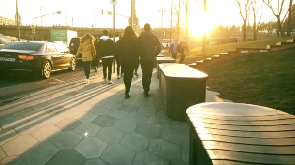 MOSCÚ, RUSIA - 15 DE ABRIL DE 2018. La gente pasa por el parque Zaryadye por la noche. Puesta de sol en la ciudad, POV shot — Vídeos de Stock