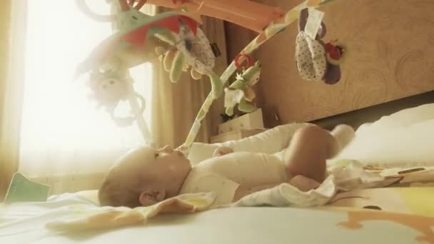 Tidsfördröjning för baby flicka tittar på rörliga leksak. Tidigt lärande koncept — Stockvideo