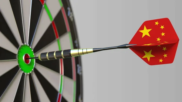 Fléchette avec drapeau de la Chine frappe bullseye de la cible. Sport ou succès politique lié au rendu 3D conceptuel — Photo