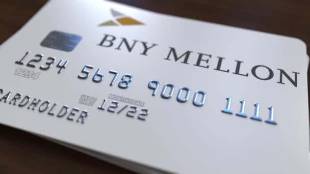 Пластиковая карта с логотипом Bank of New York Mellon BNY. Редакционная концептуальная 3D анимация — стоковое видео