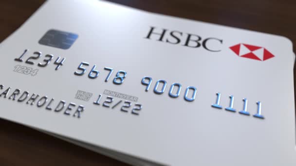 Пластиковая банковская карта с логотипом HSBC. Редакционная концептуальная 3D анимация — стоковое видео