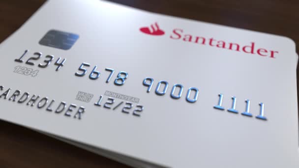 Plastová karta s logem banky Santander. Redakční koncepční 3d animace — Stock video