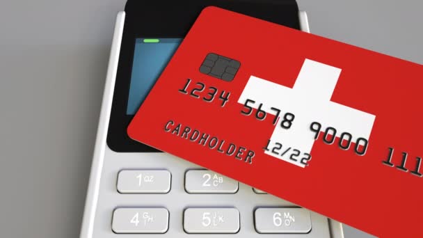 Terminal de pago o punto de venta con tarjeta de crédito con bandera de Suiza. Comercio minorista suizo o sistema bancario animación conceptual — Vídeo de stock