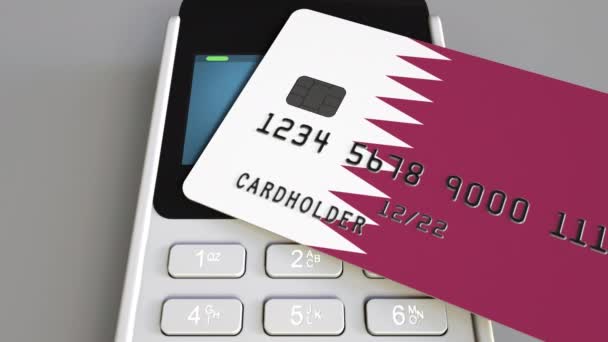 Terminal de pago o punto de venta con tarjeta de crédito con bandera de Qatar. Comercio minorista qatarí o sistema bancario animación conceptual — Vídeo de stock