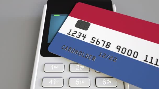 Betaling of Pos terminal met credit card met de vlag van Nederland. Nederlandse retail handel of banking systeem conceptuele animatie — Stockvideo