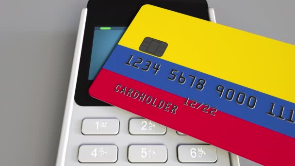 Paiement ou terminal POS avec carte de crédit avec drapeau de la Colombie. Commerce de détail colombien ou système bancaire animation conceptuelle — Video