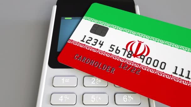 Terminal de pago o punto de venta con tarjeta de crédito con bandera de Irán. Comercio minorista iraní o sistema bancario animación conceptual — Vídeo de stock