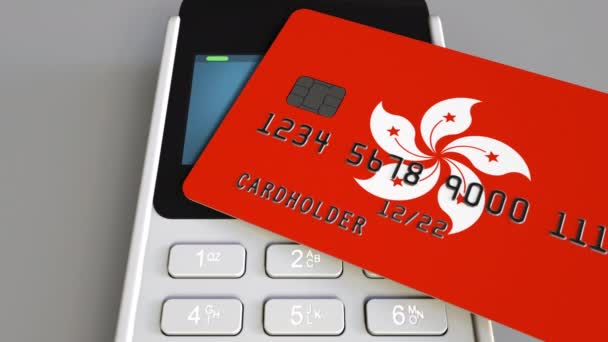 Платежный или POS-терминал с кредитной картой с изображением флага Гонконга. Концептуальная анимация розничной торговли или банковской системы — стоковое видео