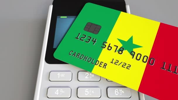 Terminal de pago o punto de venta con tarjeta de crédito con bandera de Senegal. Comercio minorista senegalés o sistema bancario animación conceptual — Vídeo de stock