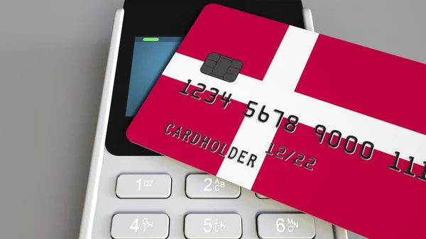Платежный или POS-терминал с кредитной картой с изображением флага Дании. Концептуальный 3D рендеринг датской розничной торговли или банковской системы — стоковое фото