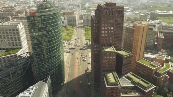 Berlin, Tyskland - 30 April 2018. Flygfoto över Potsdamer Platz och Deutsche Bahn Db skyskrapa och Kollhoff-Tower — Stockvideo