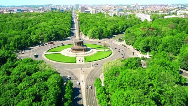 Luftaufnahme der berühmten Berliner Siegessäule und ferner Stadtlandschaft, Deutschland — Stockfoto