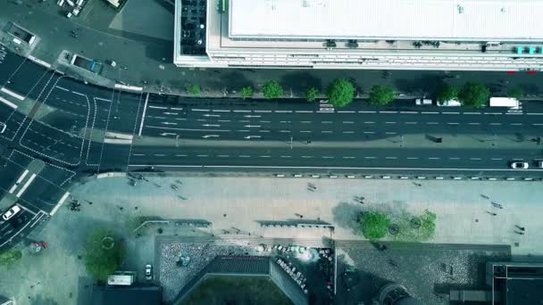 Εναέρια πάνω προς τα κάτω άποψη μια steet στο Βερολίνο, Γερμανία — Αρχείο Βίντεο
