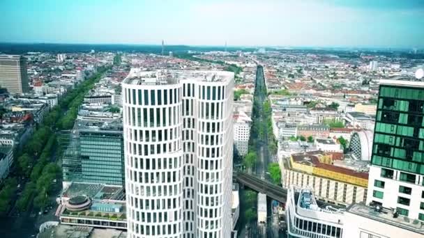 Berlin, Almanya - 30 Nisan 2018. Üst Batı Kulesi ve cityscape havadan görünümü — Stok video