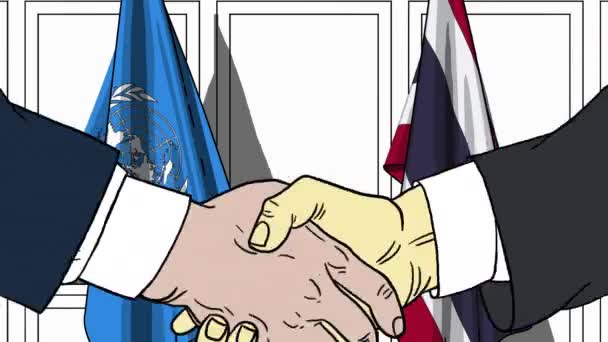 Empresários ou políticos apertam as mãos contra bandeiras das Nações Unidas e da Tailândia. Animação editorial relacionada com reuniões oficiais ou cooperação — Vídeo de Stock