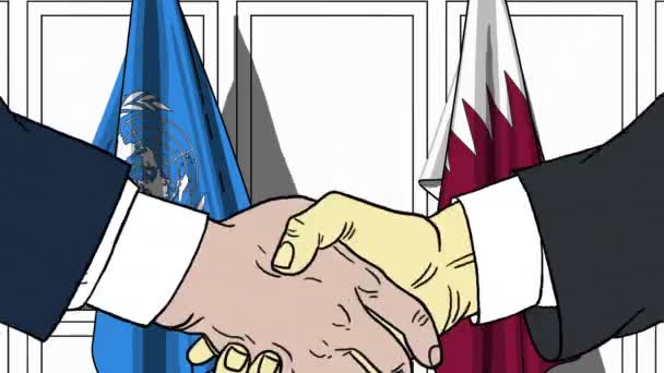 Підприємці або політиків потиснути один одному руки проти прапори ООН і Катар. Офіційна зустріч або співпраці пов'язані з редакційних анімації — стокове відео