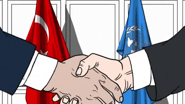 Des hommes d'affaires ou des politiciens serrent la main contre les drapeaux de la Turquie et des Nations Unies. Réunion officielle ou animation éditoriale liée à la coopération — Video