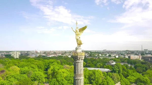 Hava atış platformu üzerinde Berlin Zafer Anıtı, kentin önemli turistik görüntüleme — Stok fotoğraf