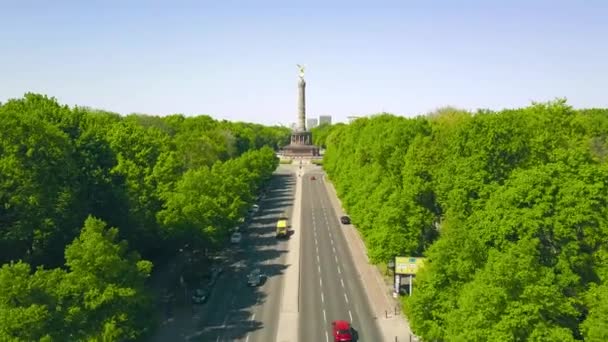 Luftaufnahme der berühmten Siegessäule in Berlin, Deutschland — Stockvideo