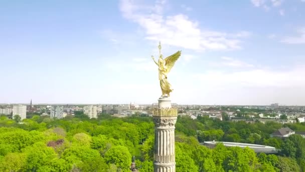Luchtfoto van het platform bekijken op Siegessäule, belangrijke toeristische attractie van de stad — Stockvideo