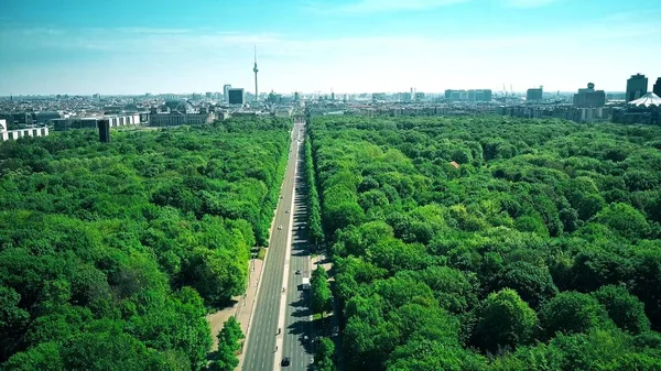 Foto aérea desde Tiergarten en Berlín con el edificio del Reichstag, la Puerta de Brandeburgo y la Torre de TV, los monumentos más populares de la ciudad — Foto de Stock