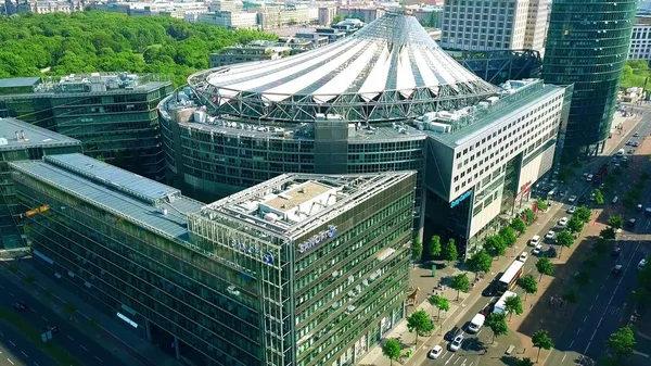 BERLÍN, ALEMANIA - 30 DE ABRIL DE 2018. Vista aérea del paisaje urbano en Potsdamer platz con Sony Center y la sede de Sanofi — Foto de Stock