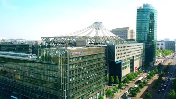 BERLÍN, ALEMANIA - 30 DE ABRIL DE 2018. Vista aérea del paisaje urbano en Potsdamer platz con Sony Center y la sede de Sanofi — Vídeos de Stock