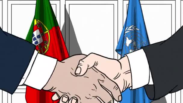 Des hommes d'affaires ou des politiciens serrent la main contre les drapeaux du Portugal et des Nations Unies. Réunion officielle ou animation éditoriale liée à la coopération — Video