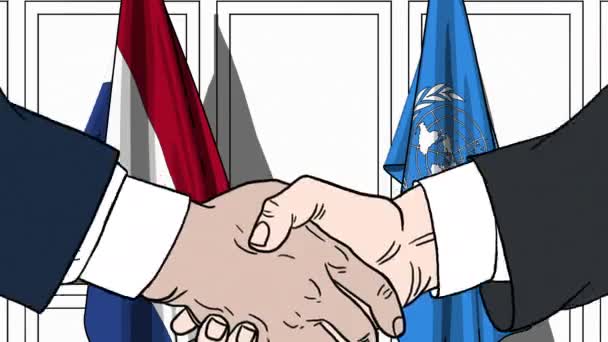 Geschäftsleute oder Politiker schütteln Hände gegen Flaggen der Niederlande und vereinten Nationen. offizielles Treffen oder kooperationsbezogene redaktionelle Animation — Stockvideo