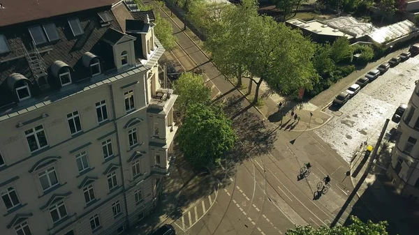 Vista aérea de pessoas andando de bicicleta ao longo da rua ensolarada em Leipzig, Alemanha — Fotografia de Stock