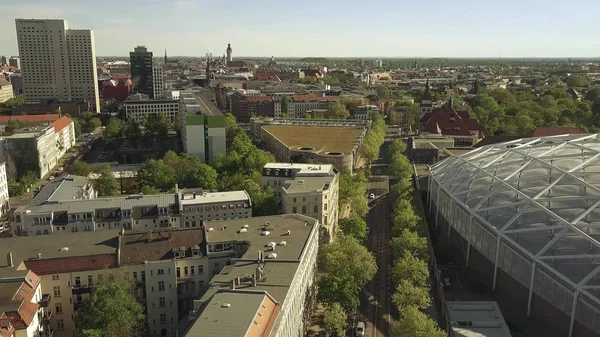 LIPZIG, GERMANIA 1 MAGGIO 2018. Foto aerea della città che coinvolge il tetto di vetro dello zoo — Foto Stock