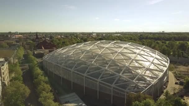 LEIPZIG, ALEMANIA - 1 DE MAYO DE 2018. plano aéreo de la ciudad Zoo techo de cristal — Vídeos de Stock