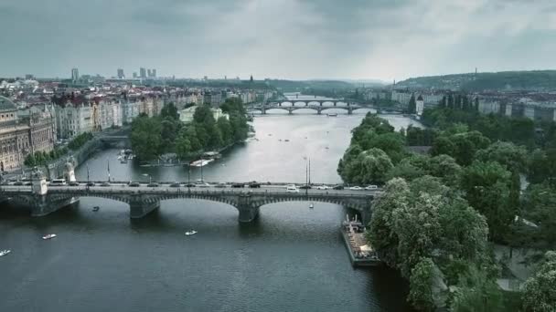 Воздушный кадр мостов в Праге через реку Влтаву, Чехия — стоковое видео