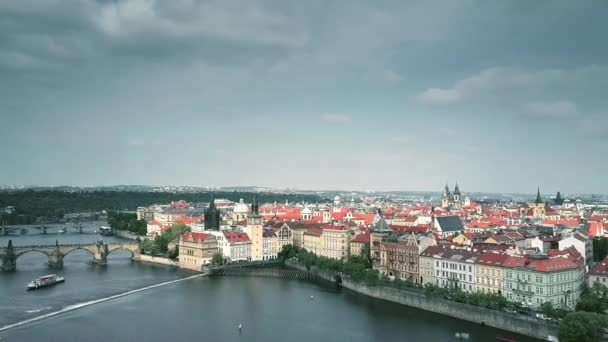 Luchtfoto van Praag Vltava riverbank, de Tsjechische Republiek waarbij tot oprichting van — Stockvideo