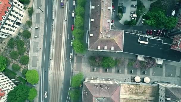 Vista aérea de arriba hacia abajo de calles y casas en Dresde, Alemania — Vídeos de Stock