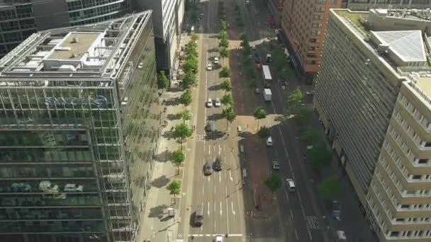 BERLÍN, ALEMANIA - 30 DE ABRIL DE 2018. Foto aérea de Potsdamer Strasse y Boulevard der Stars — Vídeos de Stock