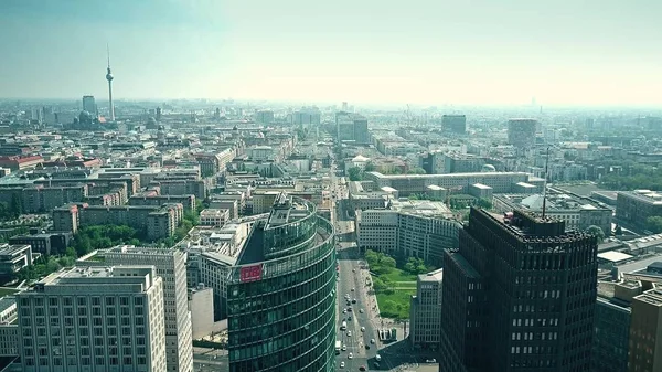 BERLÍN, ALEMANIA - 30 DE ABRIL DE 2018. Vista aérea de la ciudad desde Potsdamer Platz con la famosa torre de televisión — Foto de Stock