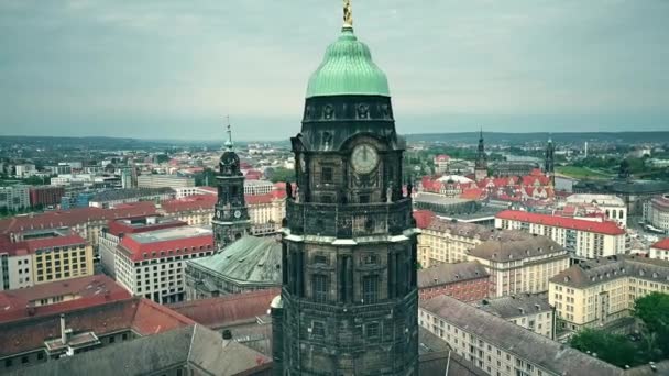 Vista aérea da torre do relógio da Câmara Municipal de Dresden e da paisagem urbana, Alemanha — Vídeo de Stock