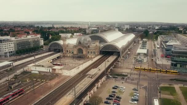 DRESDEN, ALEMANIA - 2 DE MAYO DE 2018. plano aéreo de Hauptbahnhof o estación central de tren de la ciudad — Vídeos de Stock