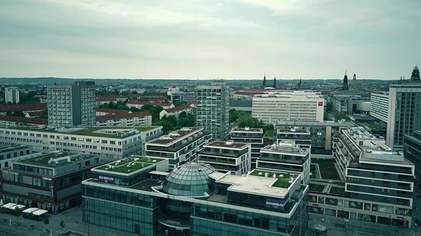 ドレスデン, ドイツ - 2018 年 5 月 2 日。Seevorstadt 西ビジネス地区都市以上のフライト — ストック写真
