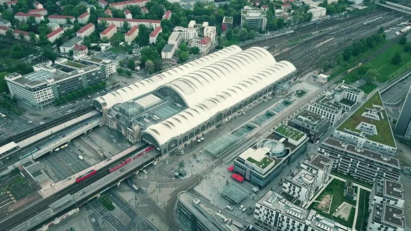 ドレスデン, ドイツ - 2018 年 5 月 2 日。中央駅や市の中心駅と街の景観の航空写真 — ストック写真