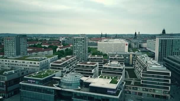드레스덴, 독일-2018 년 5 월 2 일입니다. 도시에서 Seevorstadt 서쪽 상업 지구를 통해 비행 — 비디오