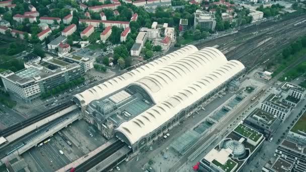 DRESDEN, ALEMANIA - 2 DE MAYO DE 2018. Vista aérea de Hauptbahnhof o estación central de tren de la ciudad y el paisaje urbano — Vídeo de stock