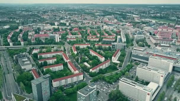 DRESDEN, ALEMANIA - 2 DE MAYO DE 2018. Vista aérea panorámica de la ciudad que involucra distritos históricos y modernos — Vídeos de Stock