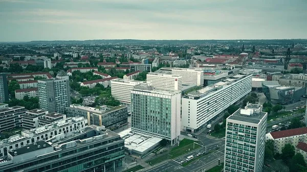 Dresden, deutschland - 2. mai 2018. luftaufnahme des pullman newa hotels im stadtbild — Stockfoto