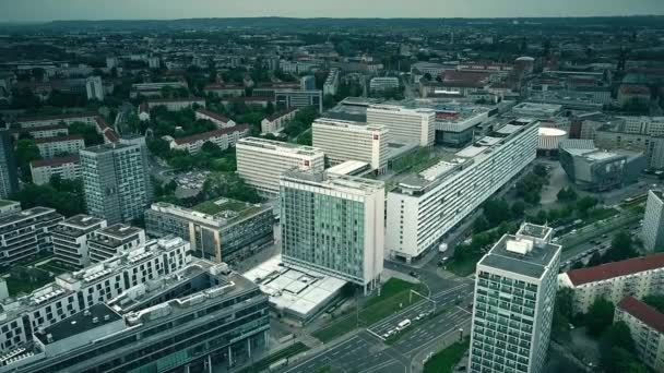 Dresden, Duitsland - 2 mei 2018. Luchtfoto van het hotel Pullman Newa binnen stadsgezicht — Stockvideo