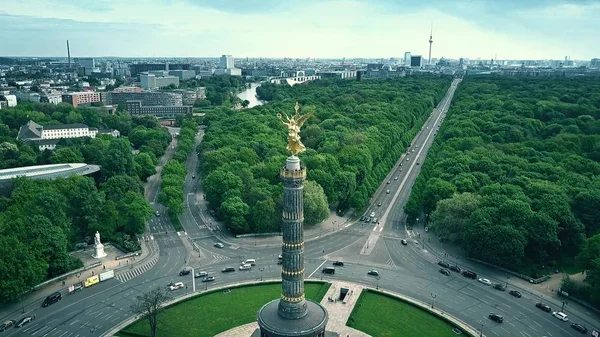 BERLÍN, ALEMANIA - 30 DE ABRIL DE 2018. Vista aérea de la famosa Columna de la Victoria y la ciudad —  Fotos de Stock