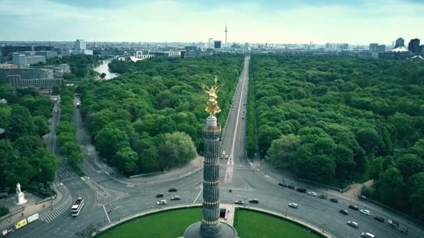 BERLIN, GERMANY - APRIL 30, 2018. Aerial view of famous Victory Column and the city — Stock Video