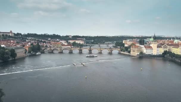 Prag - Charles Köprüsü Vltava Nehri, Çek Cumhuriyeti önemli dönüm noktası, havadan görünümü — Stok video