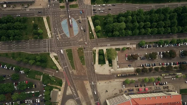 Luchtfoto top-down weergave van stedelijke wegverkeer op grote straten kruising — Stockfoto